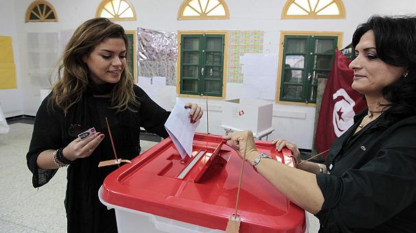 Una tunecina vota