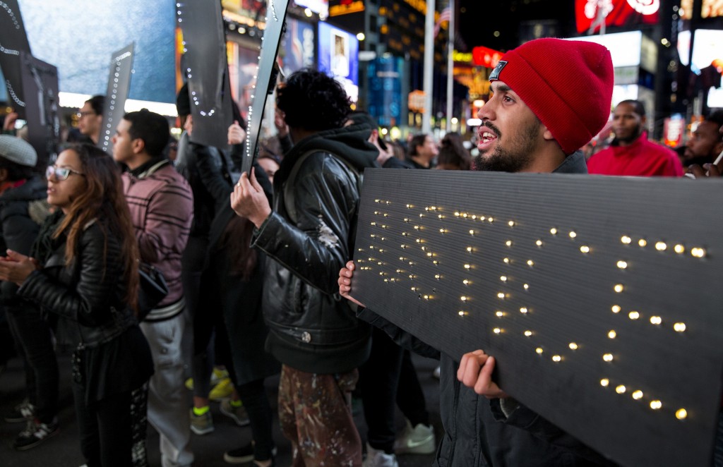 Manifestantes piden justicia por el asesinato de Michael Brown