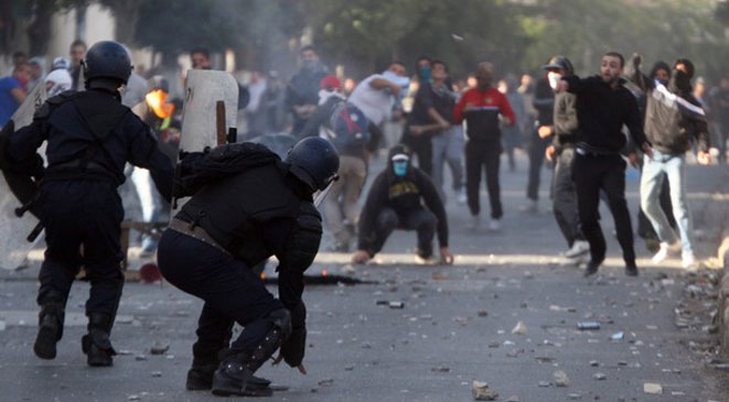 Policías y manifestantes en Argelia