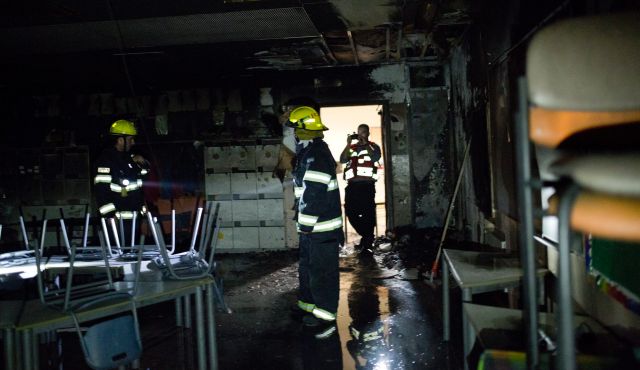 Bomberos en la escuela incendiada Bomberos en la escuela incendiada
