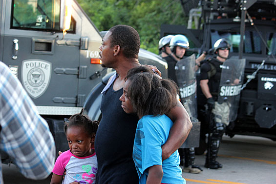 Manifestantes y policías en Ferguson