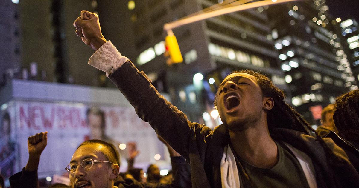 Manifestantes protestan por la absolución de un policía en Nueva York