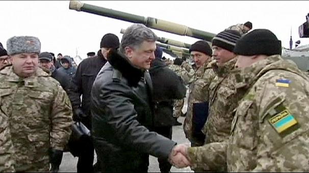 Poroshenko saluda a soldados ucranianos