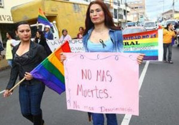 Manifestantes protestan contra los asesinatos de homosexuales, transexuales, lesbianas o bisexuales