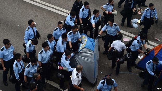 Autoridades de Hong Kong evacúan campamento prodemocracia y detienen a manifestantes