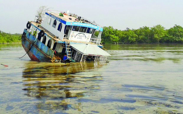 Los pescadores intentan limpiar con esponjas la marea negra en Bangladesh