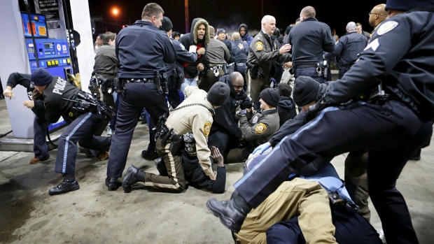 Policías y manifestantes en Berkeley, Missouri