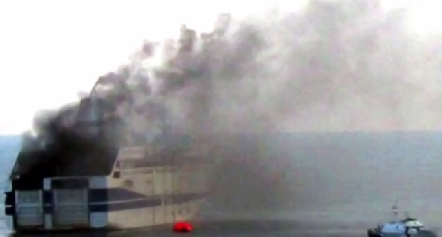 Titánica operación para rescatar de incendio a pasajeros de un ferry cerca de Grecia Titánica operación para rescatar de incendio a pasajeros de un ferry cerca de Grecia
