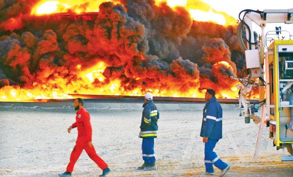 El petróleo quemándose en Libia El petróleo quemándose en Libia