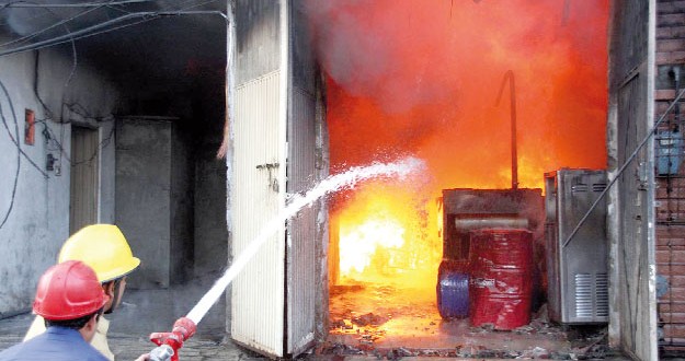 Trece muertos en un incendio en un mercado de Paquistán