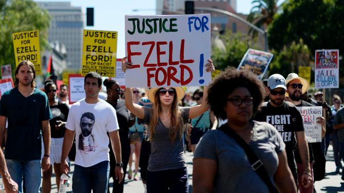 Manifestantes piden justicia por la muerte de Ezell Ford