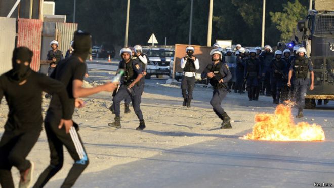 Policías y manifestantes en Bahréin