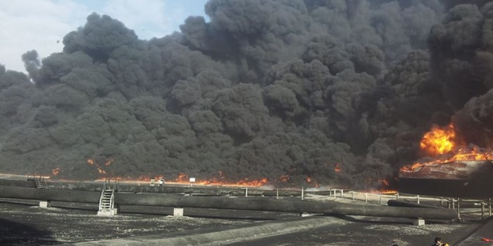 El petróleo se quema debido a los combates El petróleo se quema debido a los combates