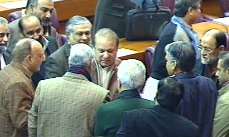 Nawaz Sharif, hablando con diputados en el parlamento