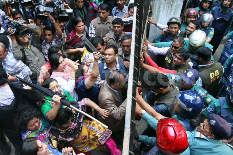 Manifestantes y policías en Bangladesh