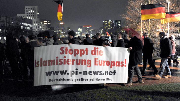 Manifestación contra los musulmanes en Dusseldorf, Alemania.