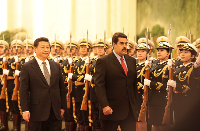 El presidente chino, Xi-a la izquierda-y el presidente venezolano Maduro.