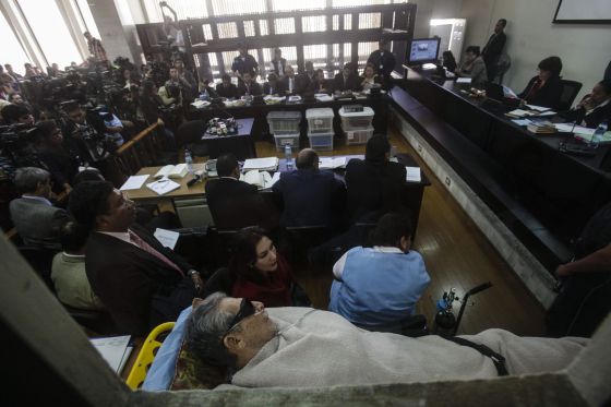 Ríos Montt, tumbado, durante el juicio