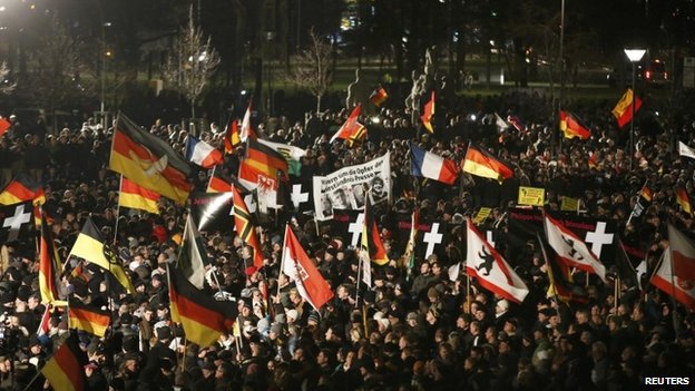 Manifestantes contra los musulmanes en Dresde Manifestantes contra los musulmanes en Dresde