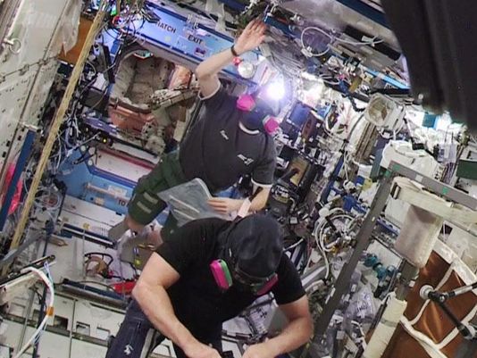 Los astronautas vuelven al módulo estadounidense con máscaras de oxígeno