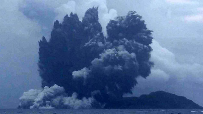 El volcán en erupción El volcán en erupción