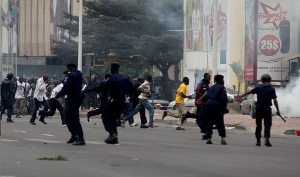 Manifestantes y policías en Kinshasa