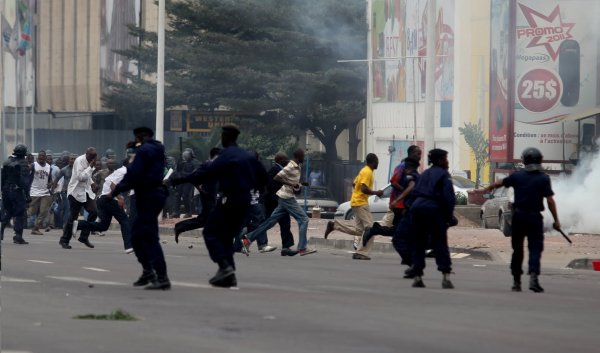Manifestantes y policías en Kinshasa Manifestantes y policías en Kinshasa