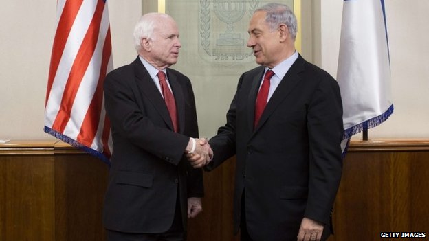 John McCain-a la izquierda-y Benjamin Netanyahu