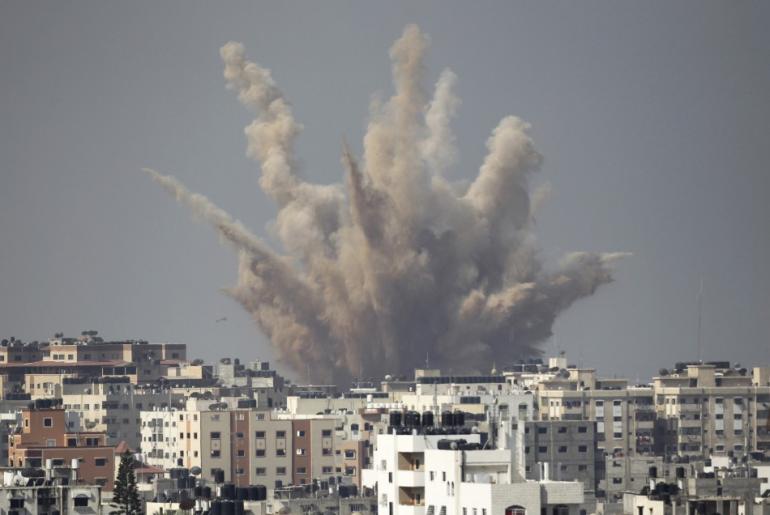 Una bomba israelí cae en Gaza el verano pasado