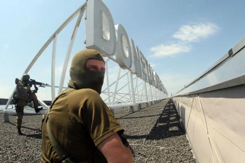 Milicianos en el aeropuerto de Donetsk