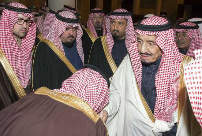 El rey Salman recibe condolencias por la muerte de su hermanastro El rey Salman recibe condolencias por la muerte de su hermanastro