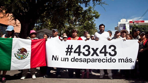 Manifestantes piden que se encuentre a los 43 estudiantes desaparecidos Manifestantes piden que se encuentre a los 43 estudiantes desaparecidos