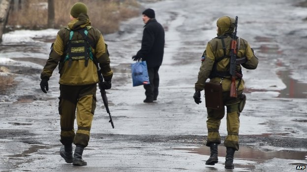 Milicianos rebeldes en un suburbio de Donetsk