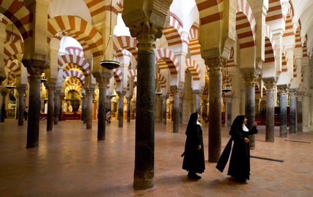 Dos monjas en la mezquita de Córdoba Dos monjas en la mezquita de Córdoba