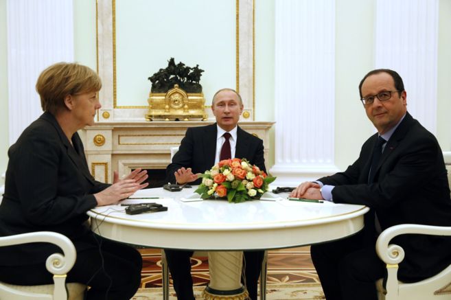 Merkel-a la izquierda-con Putin-centro- y Hollande