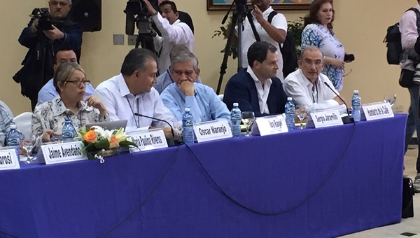 Algunos delegados del gobierno en la mesa en Cuba