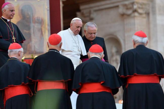El papa con algunos cardenales El papa con algunos cardenales