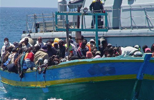 Inmigrantes llegando a la isla de Lampedusa