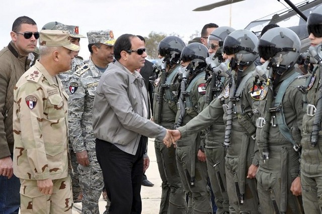 As Sisi saluda a pilotos del ejército egipcio