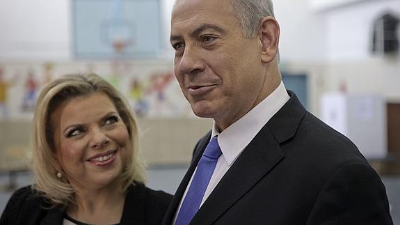 Benjamin Netanyahu-a la derecha-y su esposa Sara