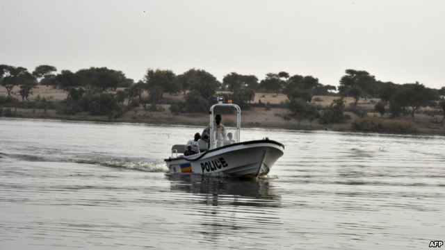 La policía chadiana patrullando el lago Chad