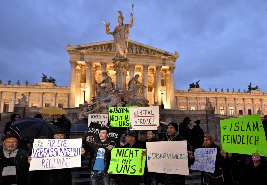 Manifestantes contra la nueva ley ante el parlamento austríaco Manifestantes contra la nueva ley ante el parlamento austríaco