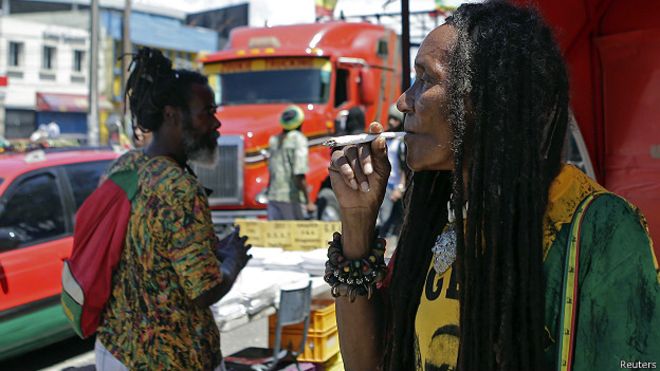 Una jamaicana fuma marihuana en la calle