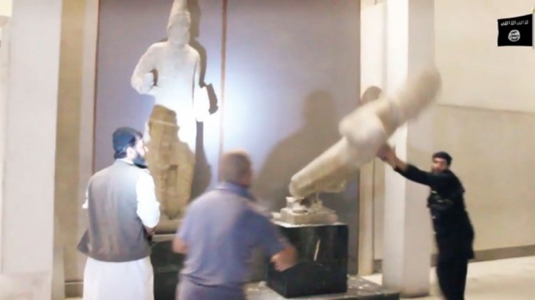 Yihadistas del EI destruyen estatuas milenarias en un museo en Irak Yihadistas del EI destruyen estatuas milenarias en un museo en Irak