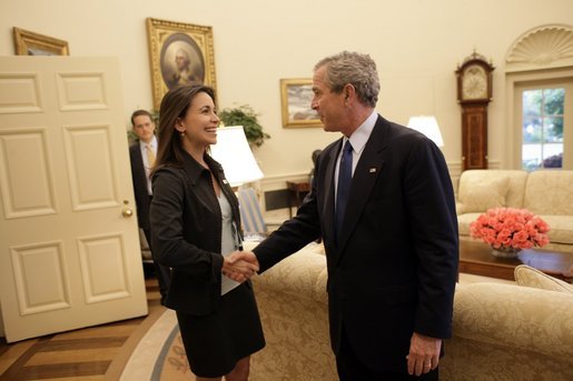 María Corina Machado-izquierda-con George W. Bush