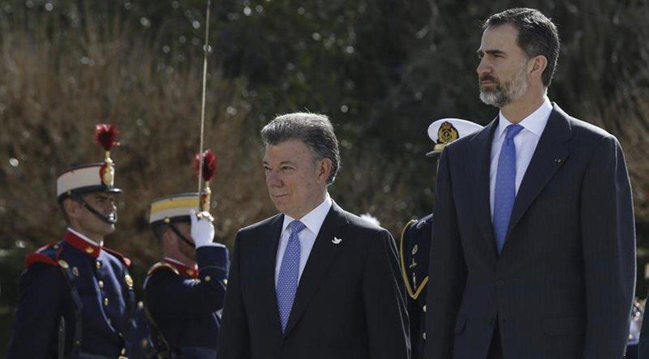 Juan Manuel Santos-a la izquierda-y el rey de españa Felipe VI