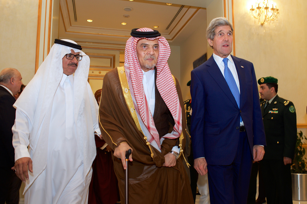 Al Faisal-en el centro-y Kerry-a la derecha-.