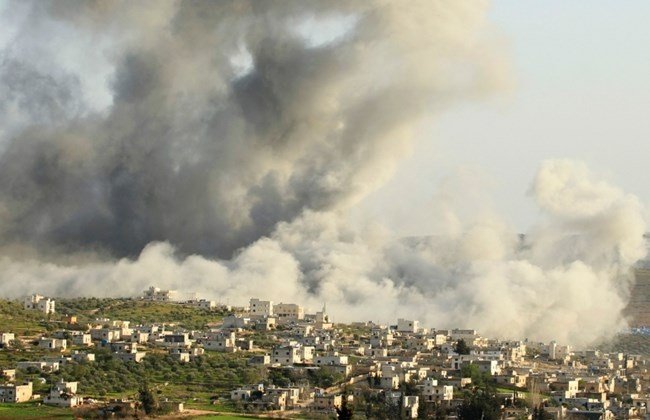 El humo sube en Atimah, provincia de Idlib, en el norte de Siria