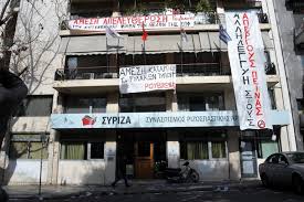 Los anarquistas ocupan la sede de Syriza y despliegan pancartas