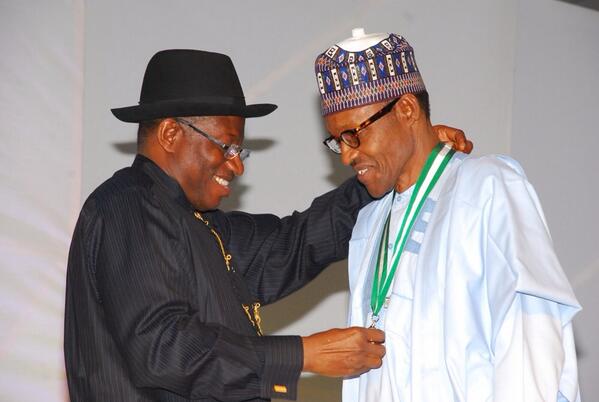 Goodluck Jonathan-a la izquierda-y Muhammad Buhari